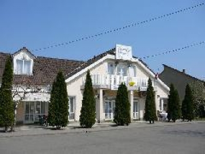 Lila Akác Panzió, Étterem